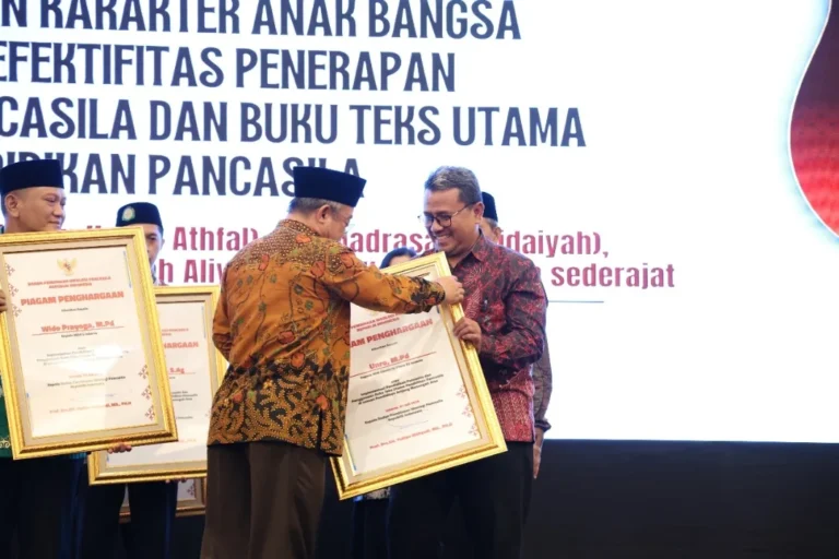 penyerahan penghargaan