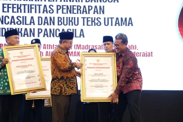 penyerahan penghargaan