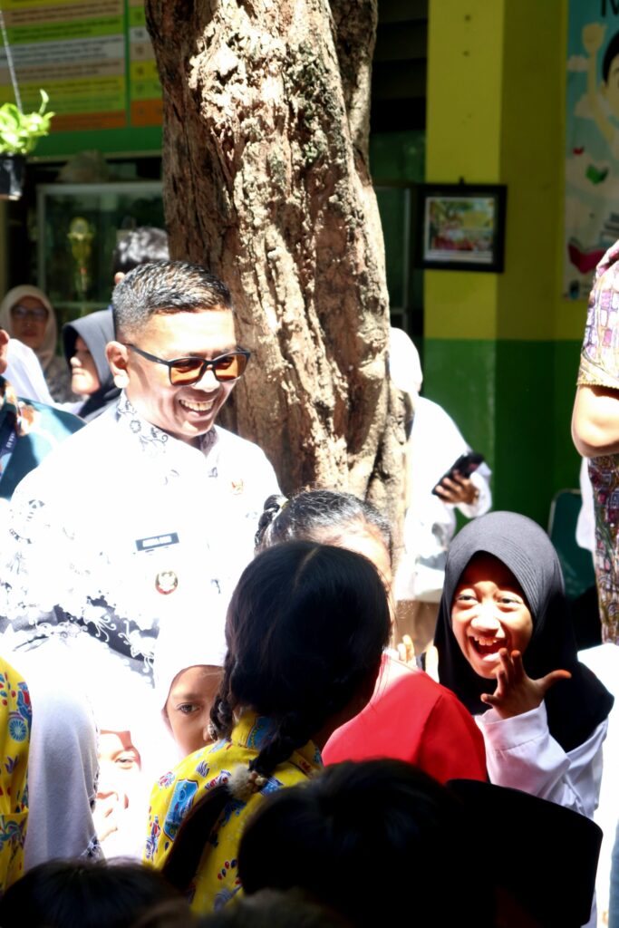 Gubernur Banten Andra Soni saat berkunjung ke SDN Gandaria Utara 03 dalam rangka Hari Guru Nasional, Rabu (27/11/2025)