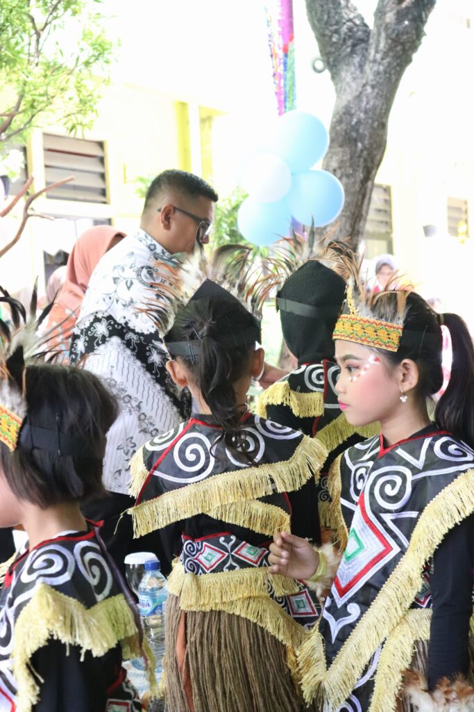 Gubernur Banten Andra Soni saat berkunjung ke SDN Gandaria Utara 03 dalam rangka Hari Guru Nasional, Rabu (27/11/2025)