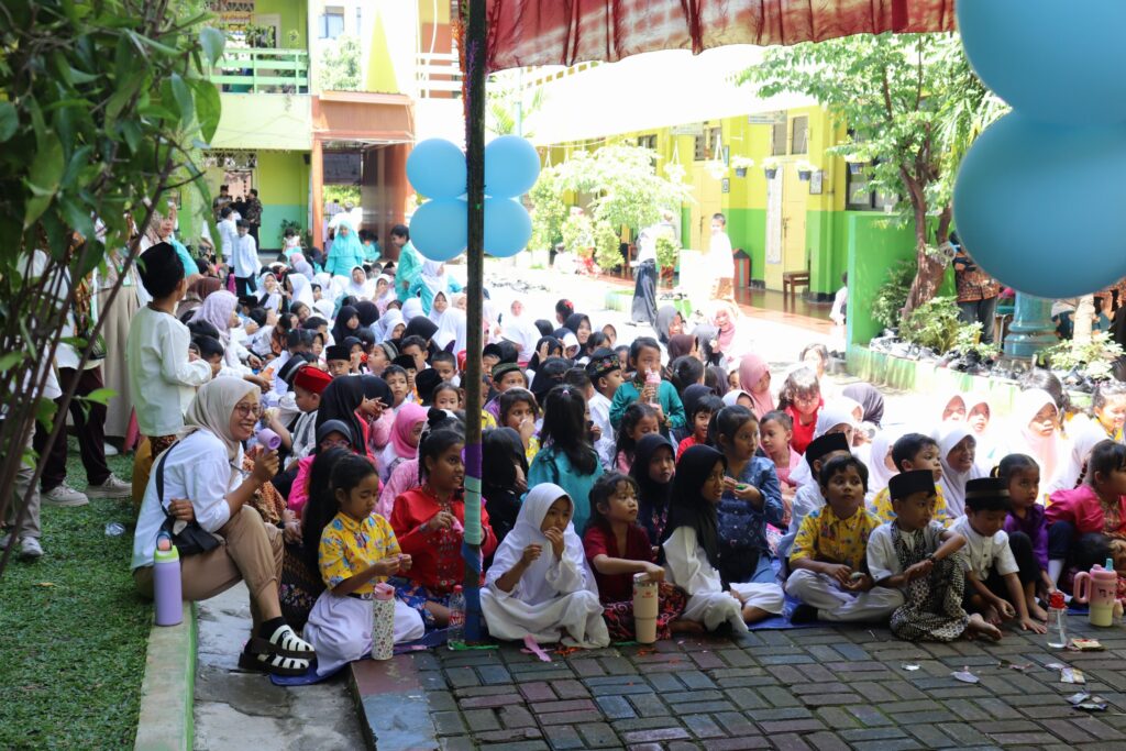 Gubernur Banten Andra Soni saat berkunjung ke SDN Gandaria Utara 03 dalam rangka Hari Guru Nasional, Rabu (27/11/2025)