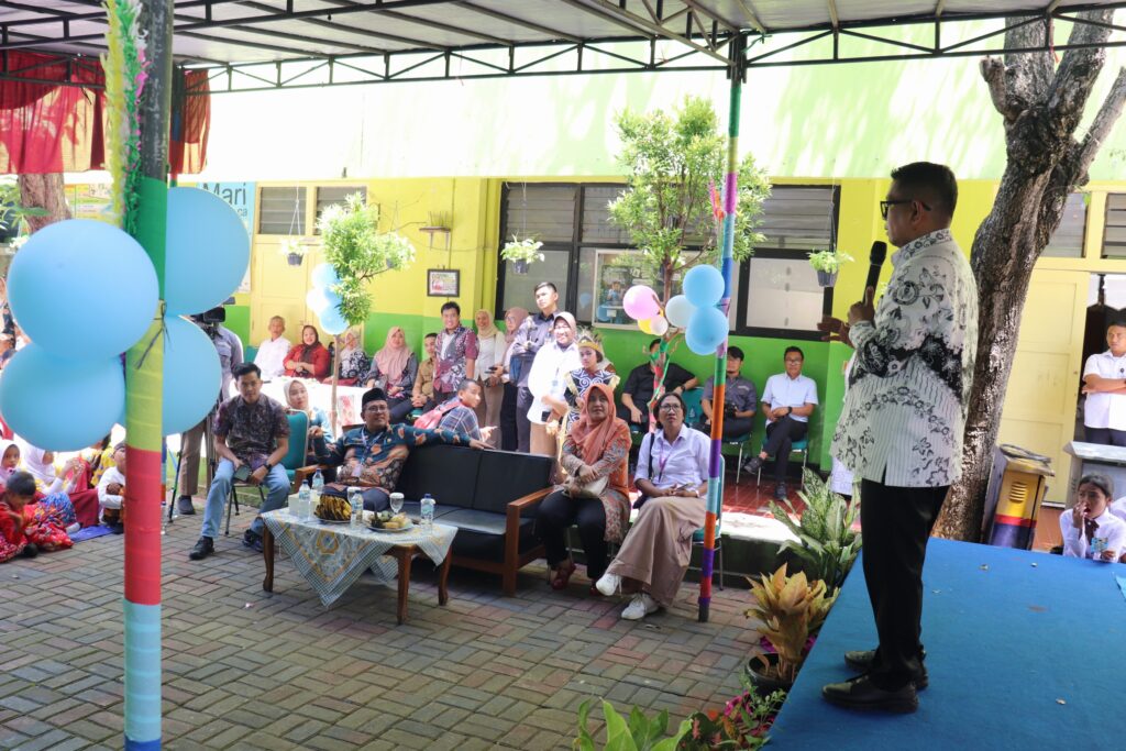 Gubernur Banten Andra Soni saat berkunjung ke SDN Gandaria Utara 03 dalam rangka Hari Guru Nasional, Rabu (27/11/2025)